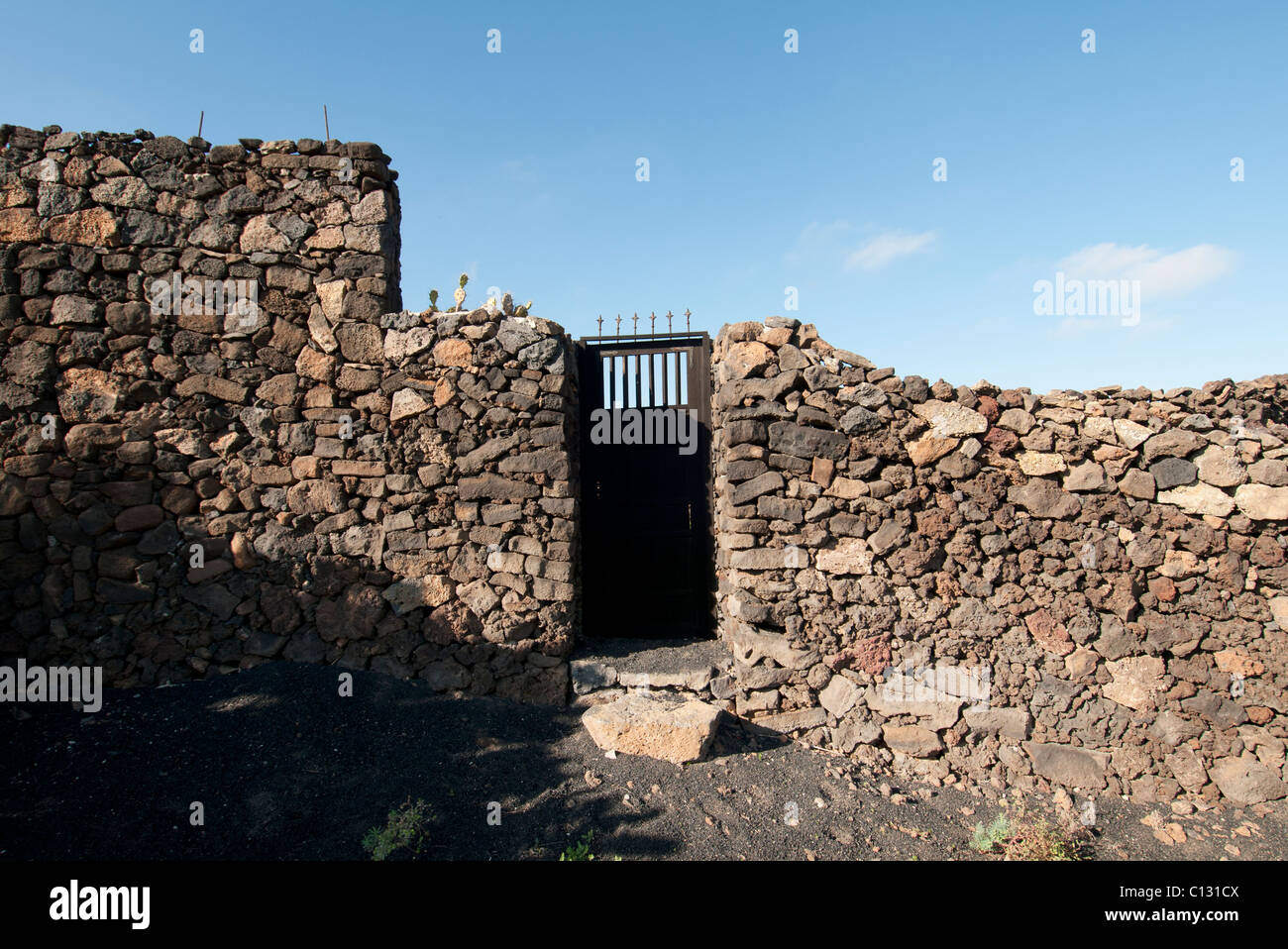 Porte dans le vieux mur de pierre Banque D'Images