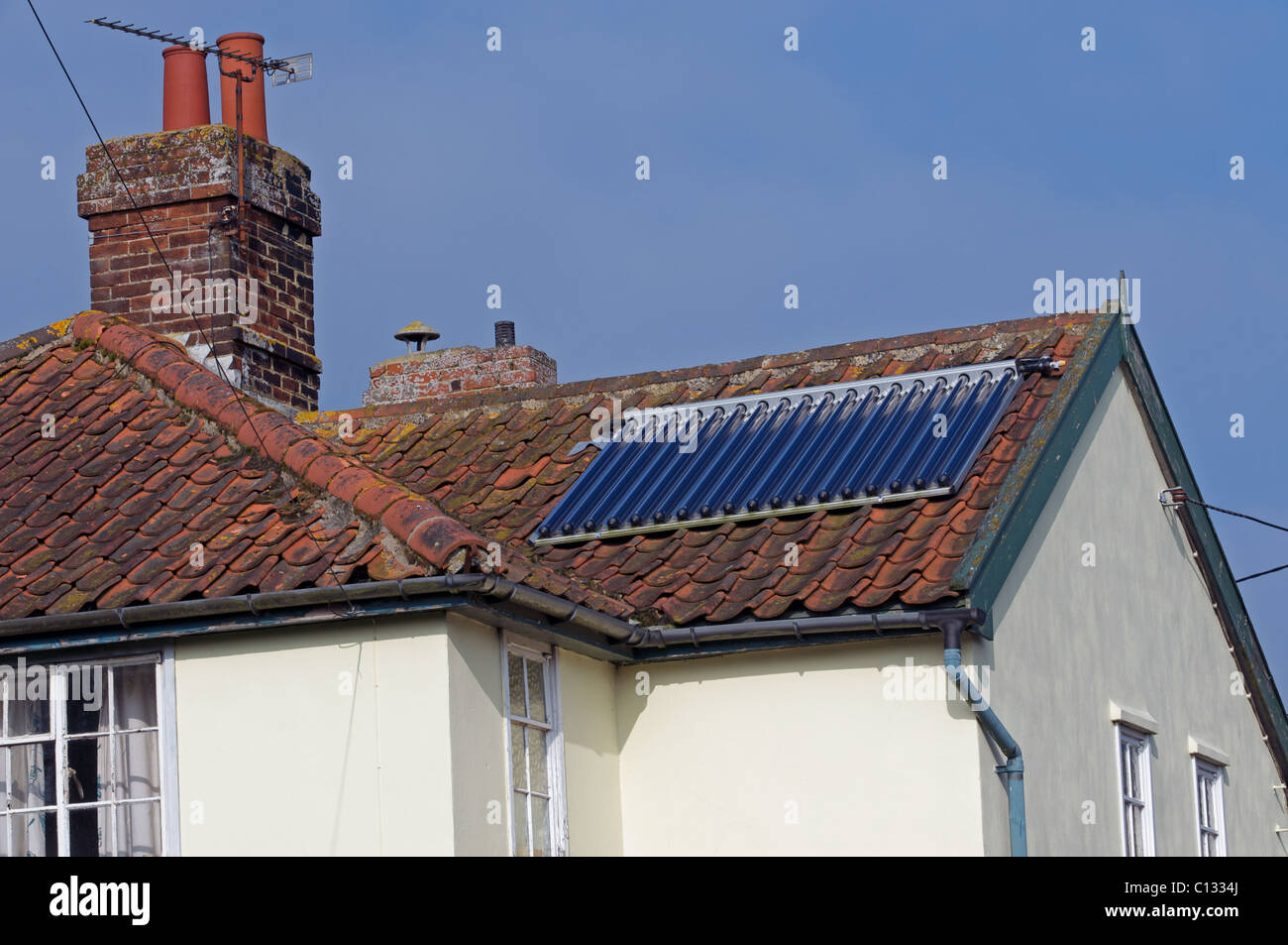 Tubes solaires sous vide fournissant de l'eau chaude pour une propriété dans le Suffolk, UK. Banque D'Images