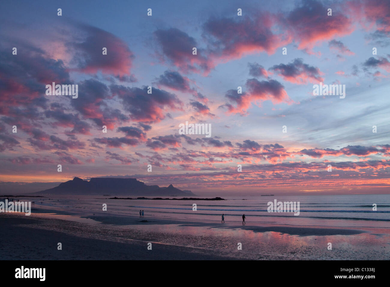 Bougies de coucher du soleil à Big Bay, Bloubergstrand, Cape Town, Western Cape Province, Afrique du Sud Banque D'Images