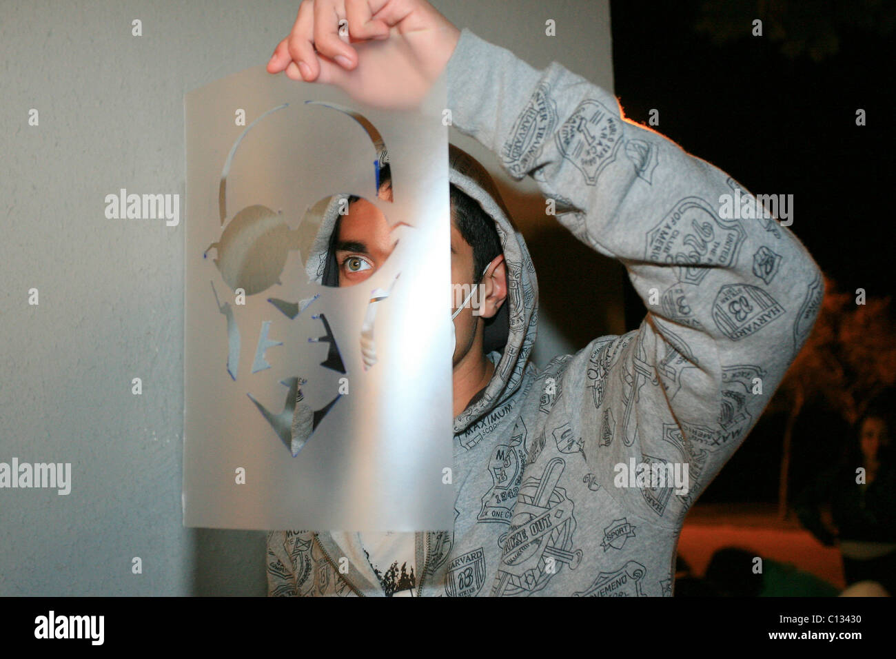 Les jeunes adolescents de peindre un graffiti sur un mur Banque D'Images