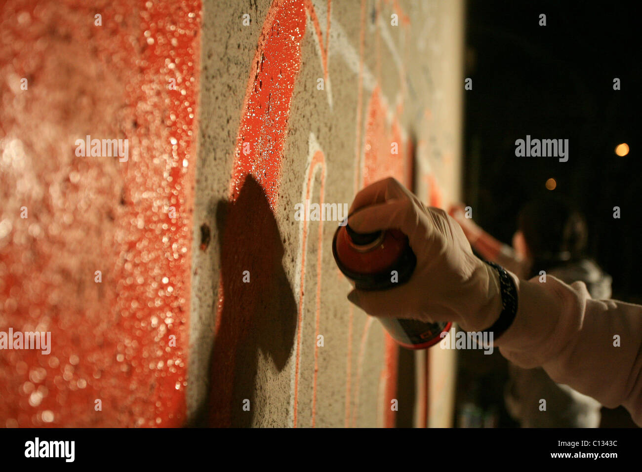 Les jeunes adolescents de peindre un graffiti sur un mur Banque D'Images