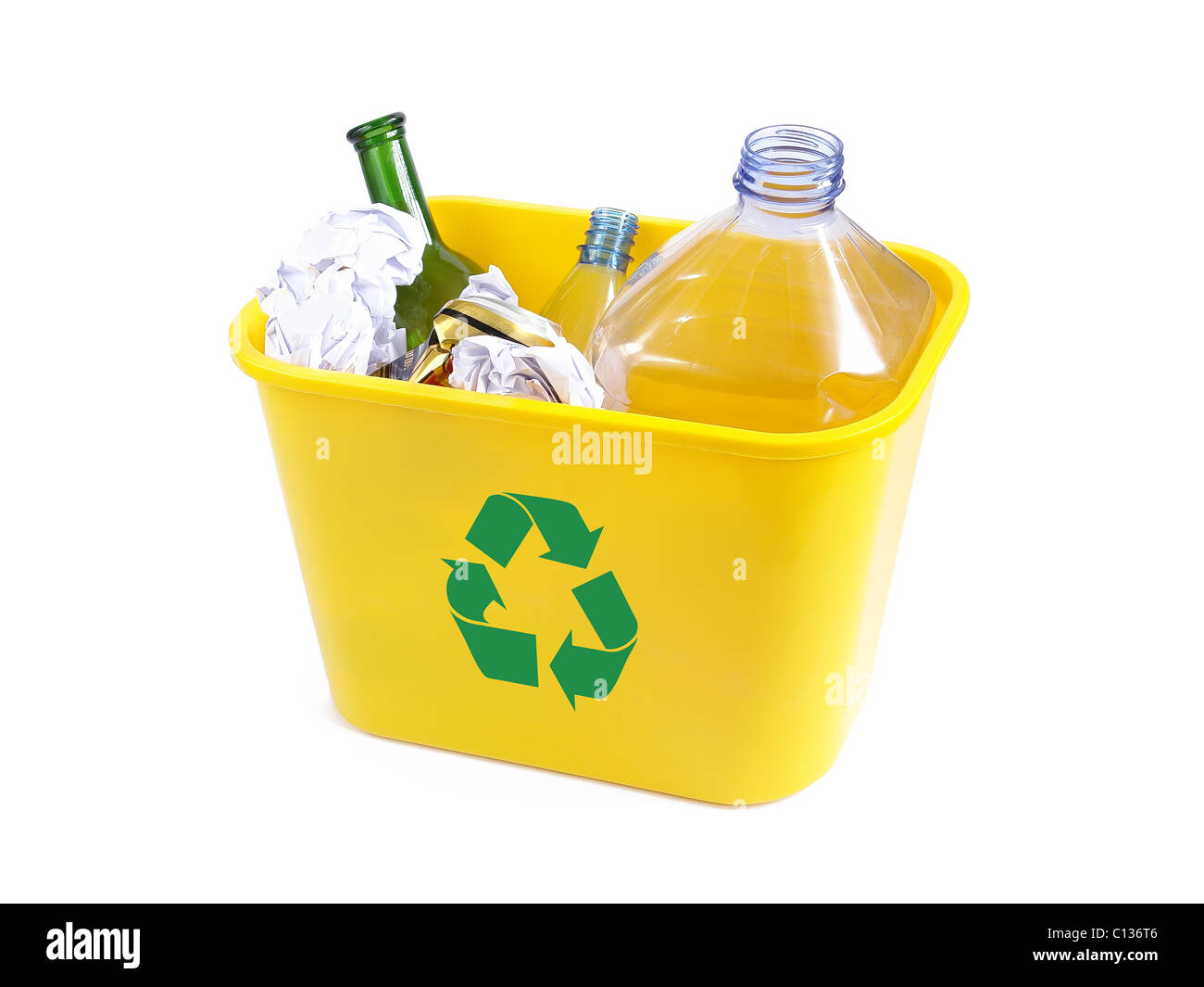 Poubelle en plastique jaune avec symbole recyclage vert contenant des bouteilles vides en plastique, des canettes de bière, de papier et de bouteille en verre de couleur o Banque D'Images