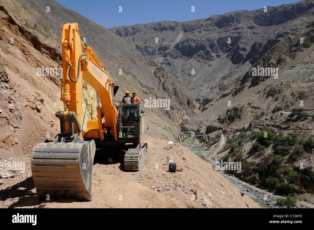 Travaux routiers construction avec de la machinerie lourde dans le Canyon de Colca, quelques heures d'Arequipa, Pérou. Banque D'Images