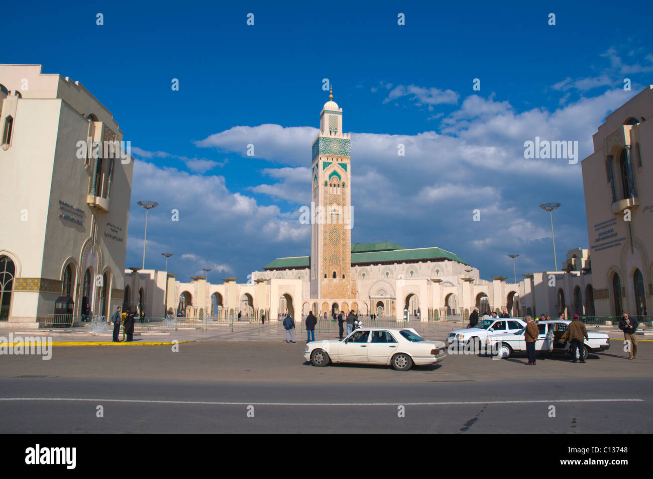 Grand taxis attendent les clients à l'extérieur de la mosquée Hassan II par Michel Pinseau 1993 Casablanca Maroc central en Afrique du Nord Banque D'Images