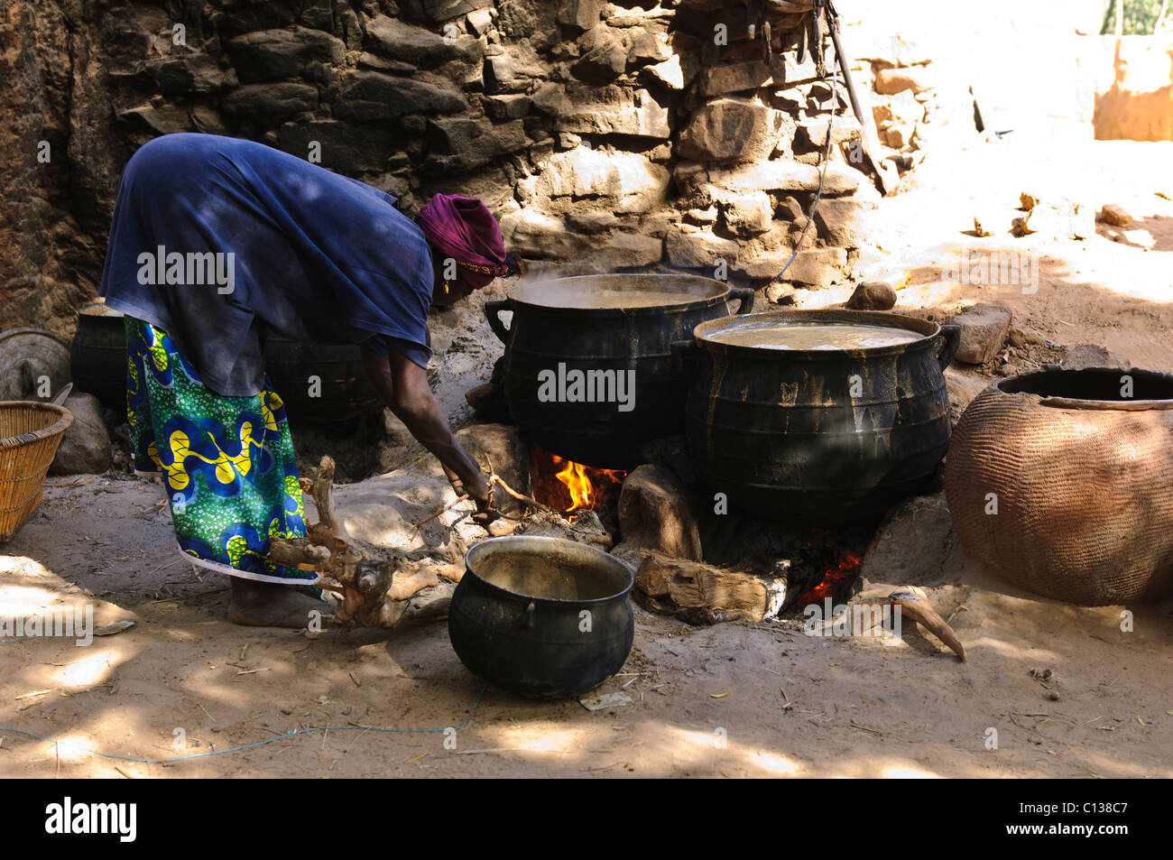 Femme brewing bière de mil à Nombori village. Pays Dogon, au Mali. Banque D'Images