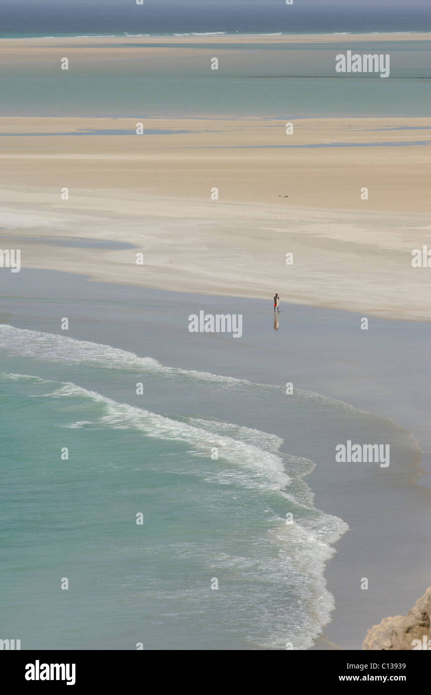 Transporter son filet de pêcheur sur la plage de lagon, Qulansiyah Detwah Socotra, au Yémen Banque D'Images