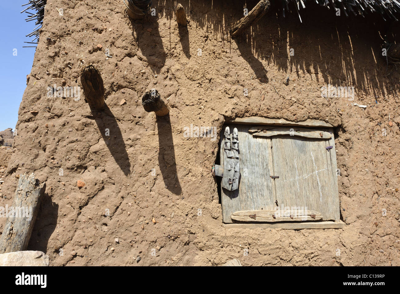 Porte de grenier Dogon sculptée avec serrure de porte en bois. Begnemato village sur la plaine de Gondo. Plateau dogon, Pays Dogon, au Mali. Banque D'Images