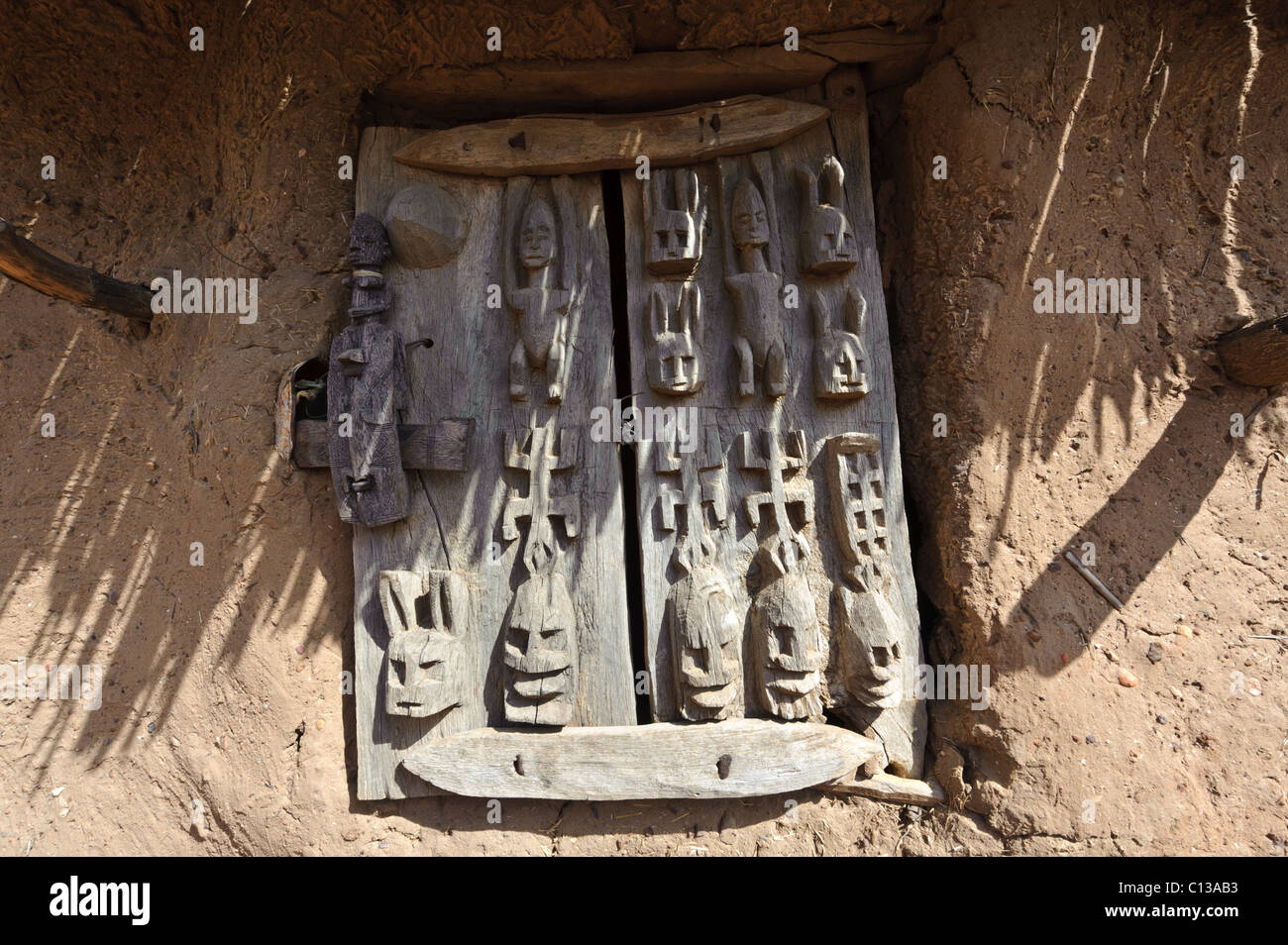 Porte de grenier Dogon sculptée avec serrure de porte en bois. Begnemato village sur la plaine de Gondo. Plateau dogon, Pays Dogon, au Mali. Banque D'Images