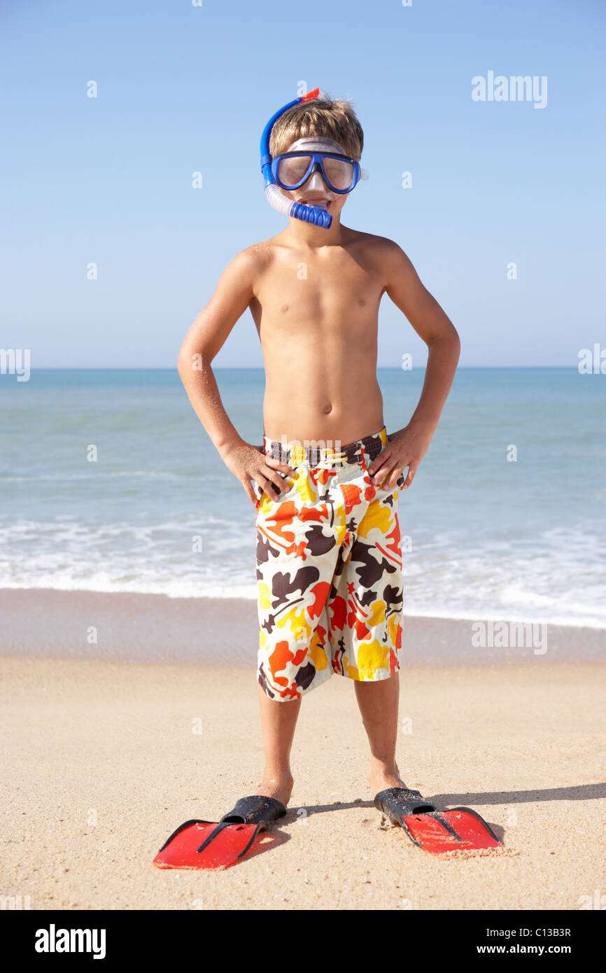 Jeune garçon pose sur plage Banque D'Images