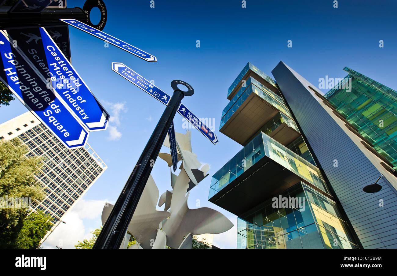 La justice civile de Manchester center law courts prise de vue au grand angle avec des plaques de rue en premier plan journée ensoleillée ciel bleu Banque D'Images