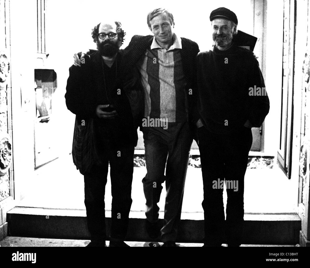 (De gauche à droite) Allen Ginsberg, Yevgeni Yevtushenko, et Lawrence Ferlinghetti, date exacte inconnue, c. fin des années 60/début des années 70 Banque D'Images