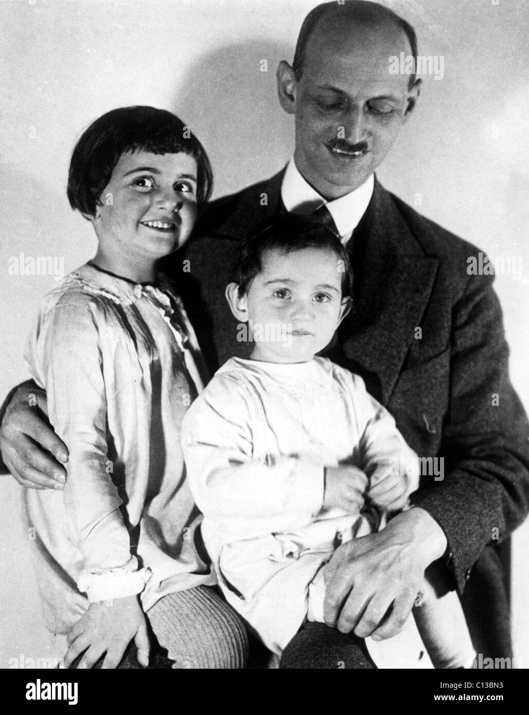 Otto Frank avec ses filles Margot et Anne (assis sur ses genoux), vers 1931 Banque D'Images