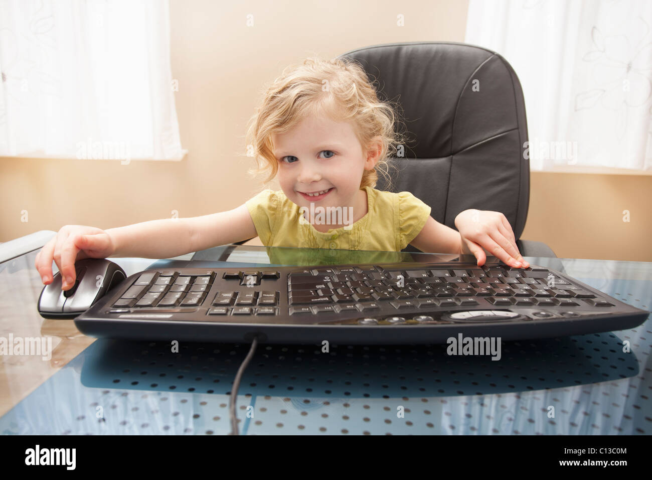 USA, Utah, Léhi, Girl (2-3) à jouer sur ordinateur Banque D'Images