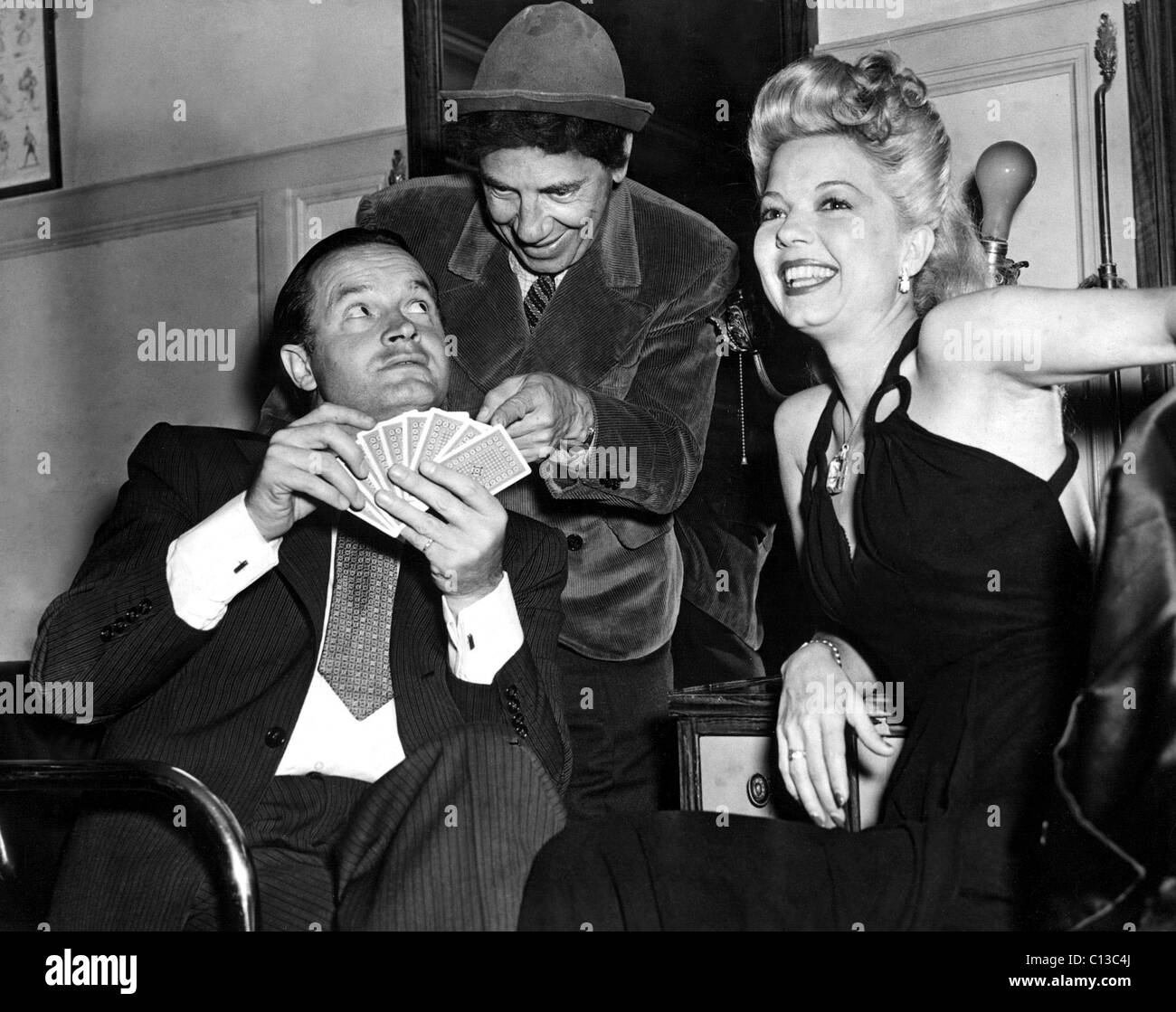 BOB HOPE obtient quelques pointeurs jeu de poker de Chico Marx alors que Frances Langford regarde sur les coulisses de Stage Door Canteen collecteur de fonds, 3/24/44 Banque D'Images