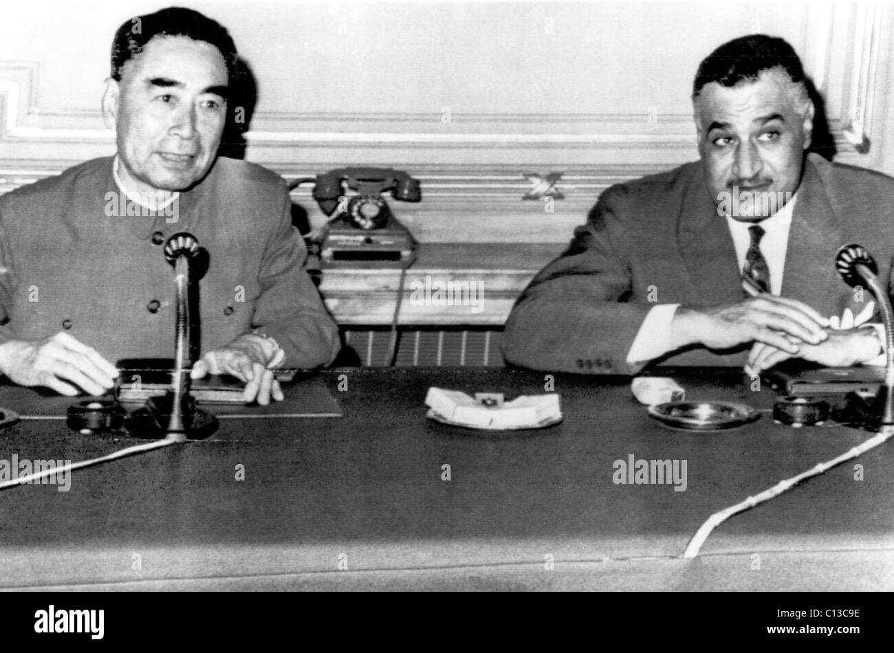Le Premier ministre chinois Chou En-Lai et U.A.R. Le président Gamal Abdel-Nasser rencontrez afin de discuter des plans d'une prochaine Conférence afro-asiatique d'Alger. Le Caire, Égypte, 22 juin 1965. Banque D'Images