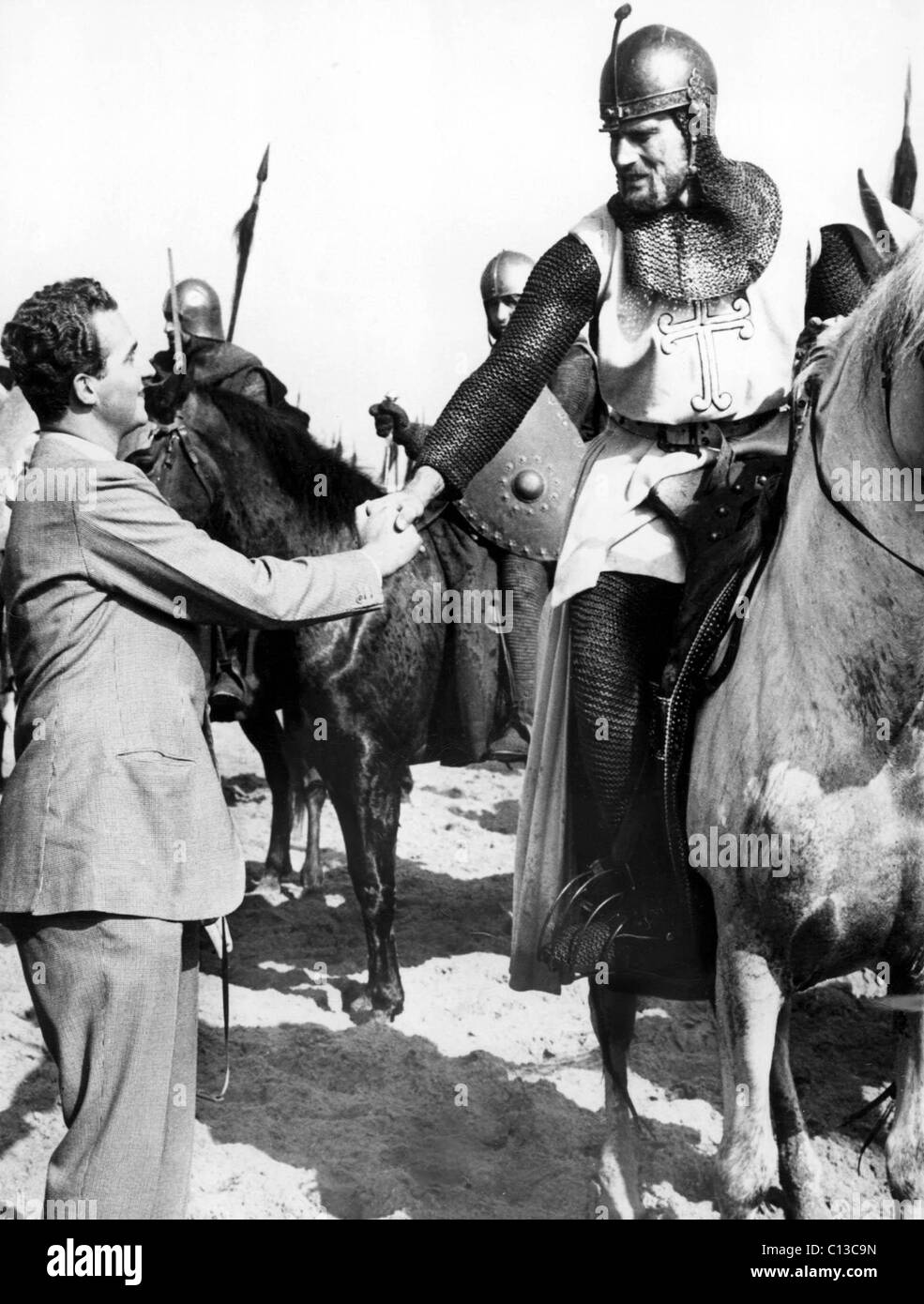 Le PRINCE JUAN CARLOS DE BOURBON visites Charlton Heston lors de la Espagne situation pour EL CID, 1961 Banque D'Images