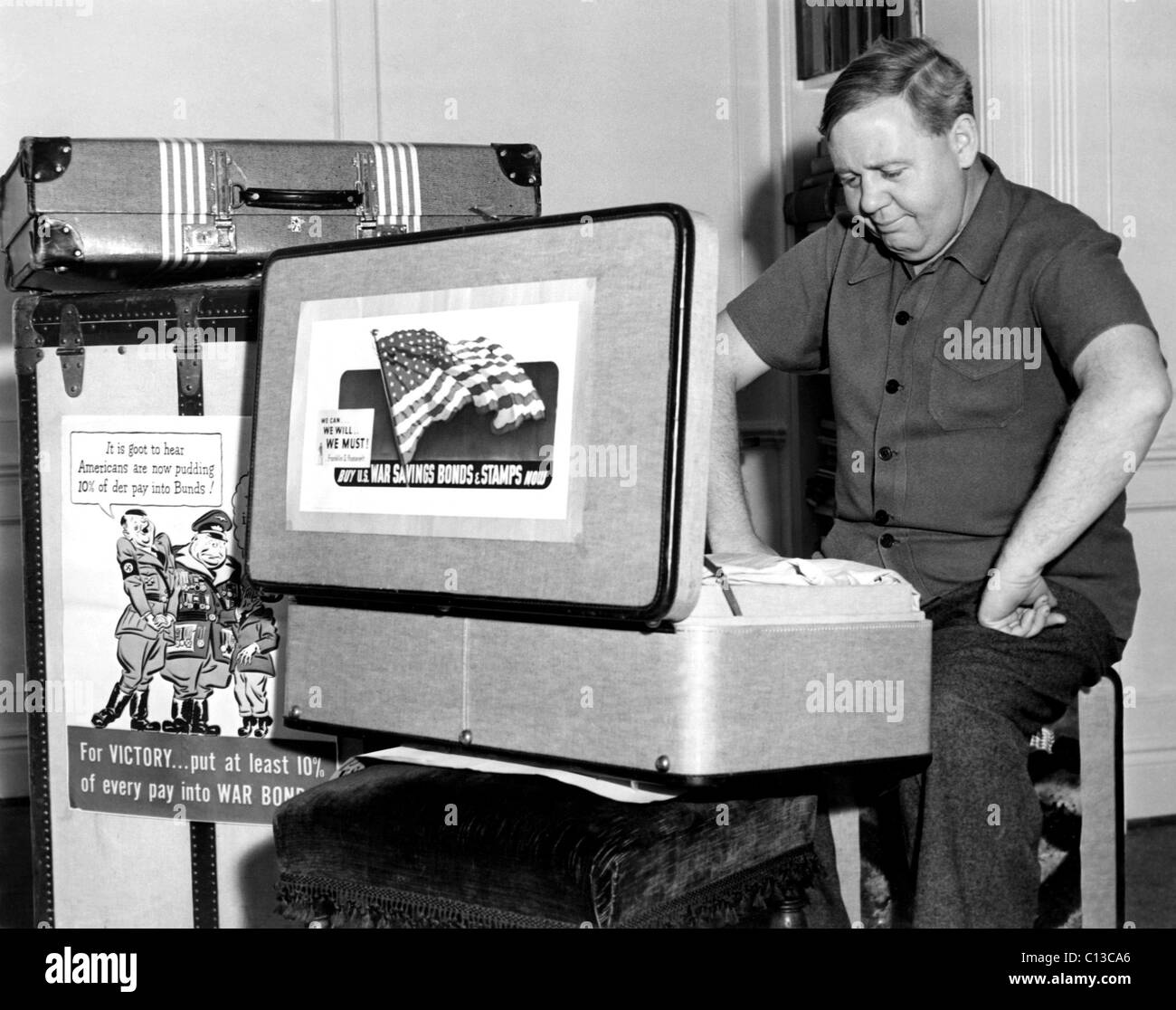 Charles Laughton n'envisage ses bagages pendant que sur un War Bond tour, 1942 Banque D'Images