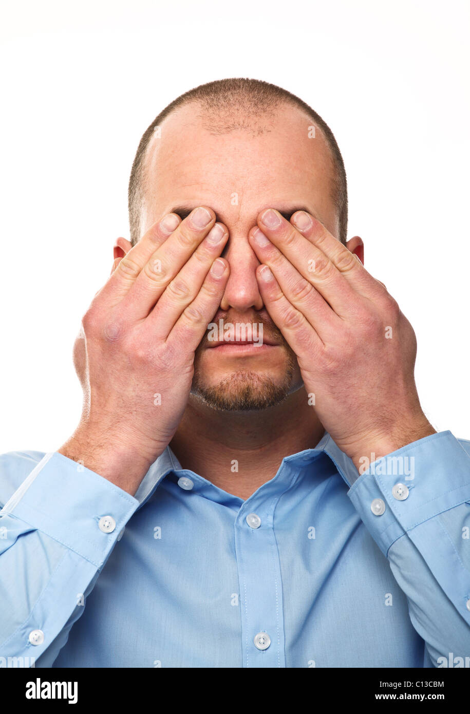 Jeune homme mit ses mains au-dessus des yeux isolated on white Banque D'Images