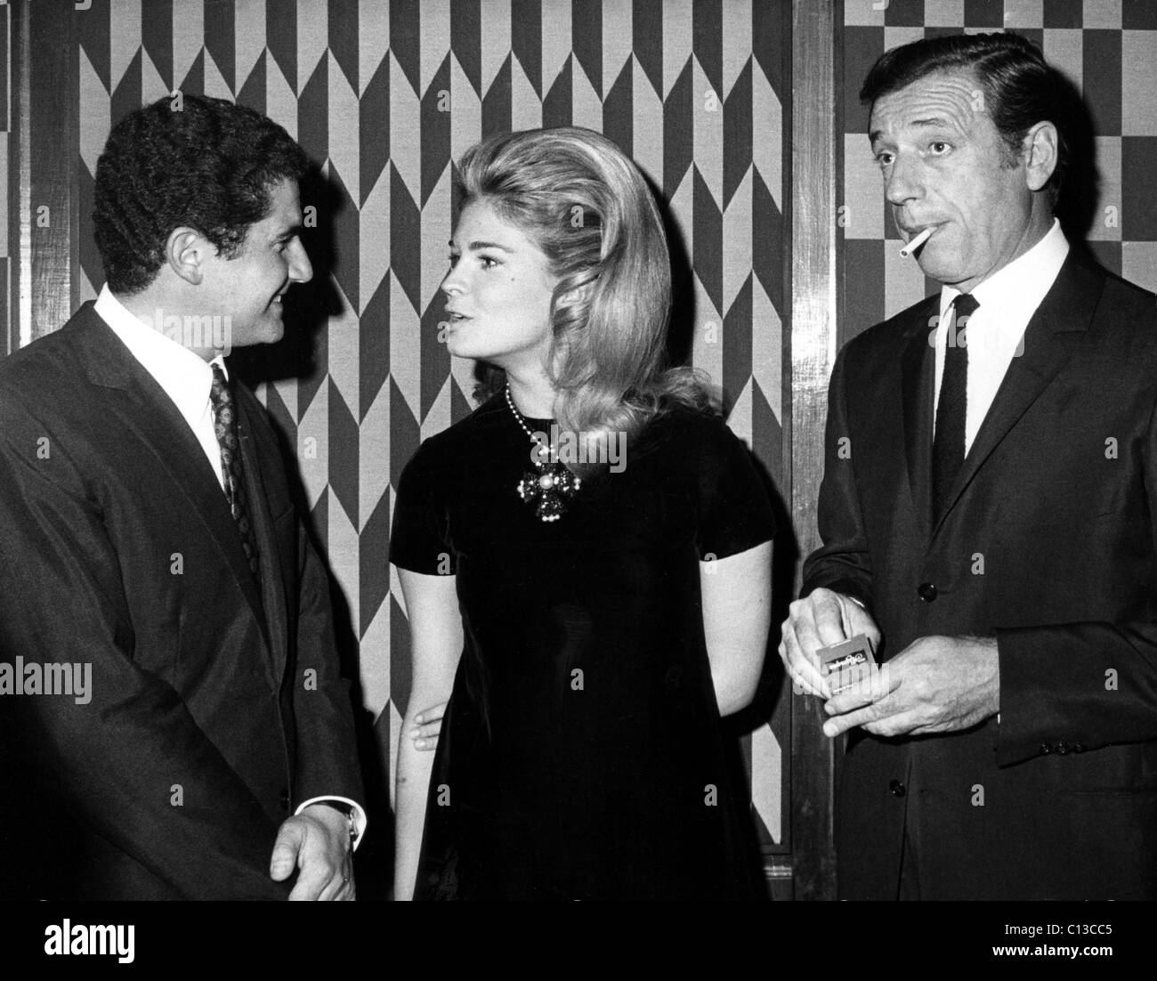 Réalisateur Claude LeLouch, Candice Bergen, Yves Montand lors d'une fête en l'honneur du directeur, New York, 20 février 1967. Banque D'Images