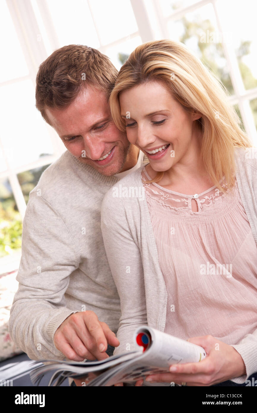 Jeune couple lire ensemble Banque D'Images