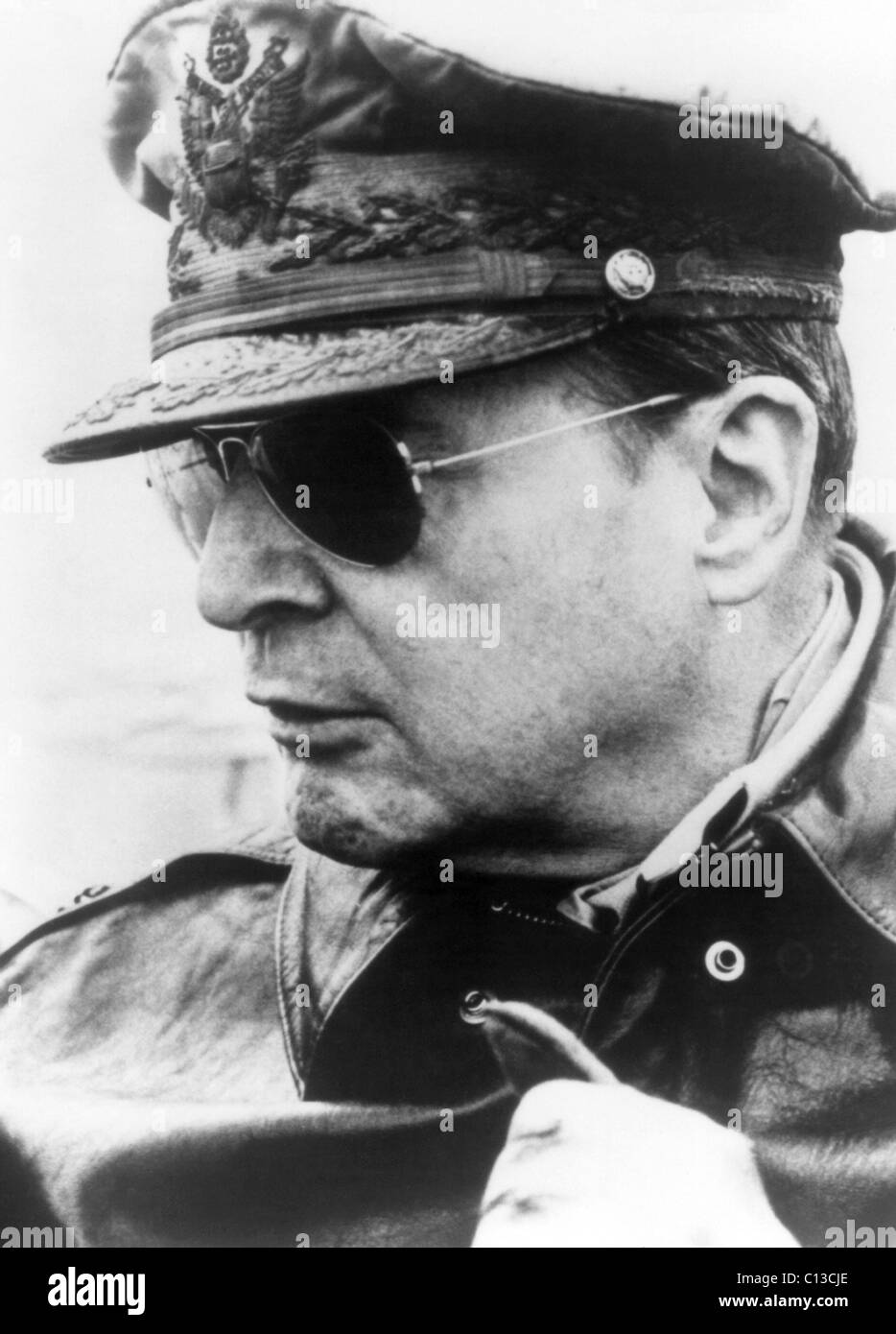César américain Douglas MacArthur, dans les années 1940, 1983. ©Cineworld/avec la permission d'Everett Collection Banque D'Images