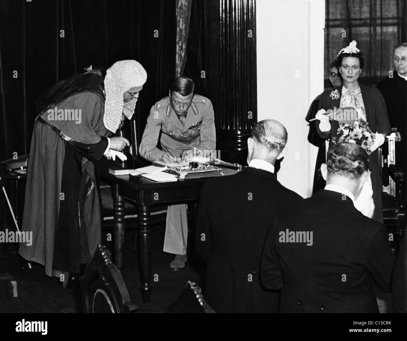 La Seconde Guerre mondiale. Le prince Edward, duc de Windsor, de signer le serment d'allégeance au roi George VI comme il prend plus de fonctions en tant que gouverneur général des Bahamas. Droite : la Duchesse de Windsor, Wallis Simpson. Août, 1940. Banque D'Images