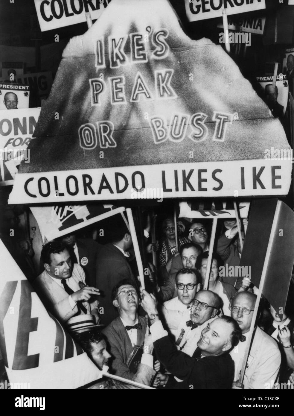 Élections américaines. Colorado les partisans de l'ancien général américain (et futur président des Etats-Unis) Dwight Eisenhower sur le plancher de la Convention nationale républicaine à Chicago, Illinois, Juillet, 1952. Banque D'Images