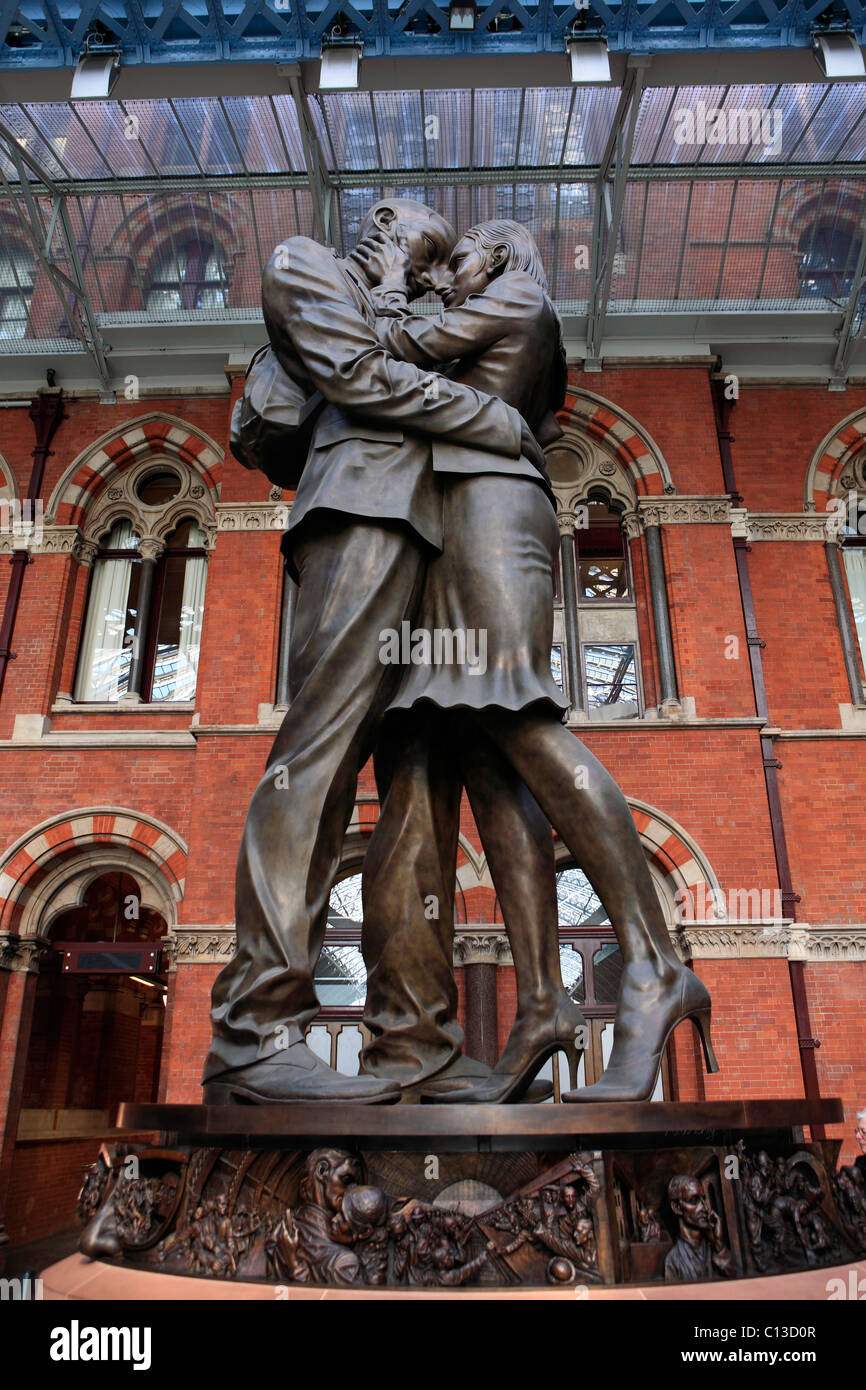 United Kingdom London St Pancras International Station ferroviaire le lieu de rencontre de l'artiste Paul jour statue Banque D'Images