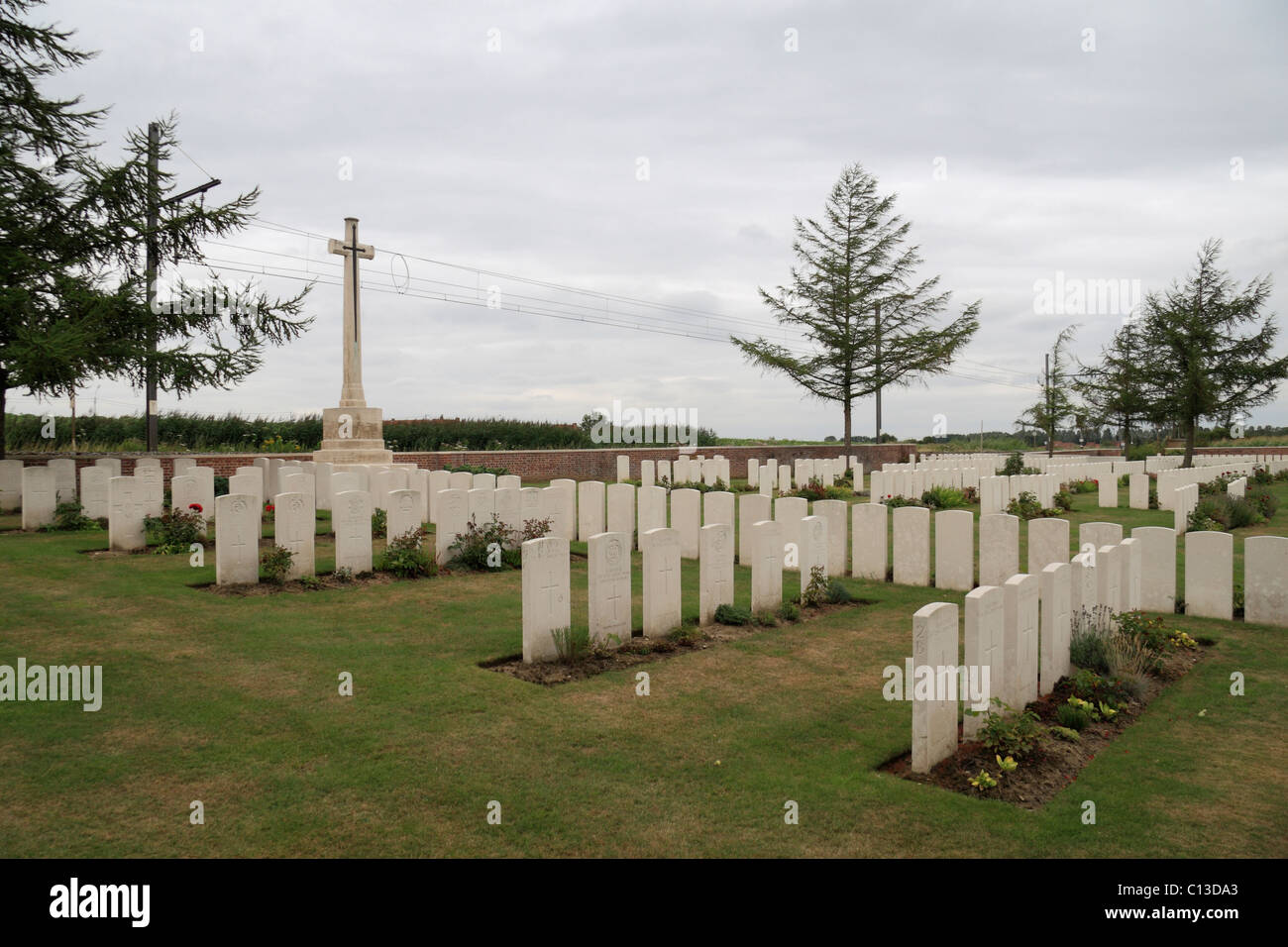 Vue le long des pierres tombales dans la CSGC EN Meleze coupe fer cimetière près de Ypres, Belgique. Banque D'Images