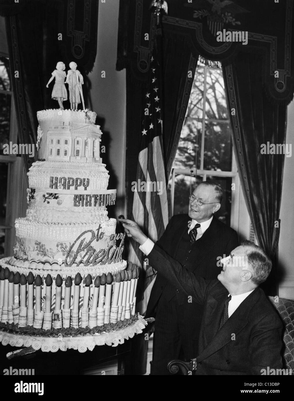 Presidence Du Fdr Le President Americain Franklin Delano Roosevelt Admirant Son Gateau D Anniversaire Fin 1930 Photo Stock Alamy