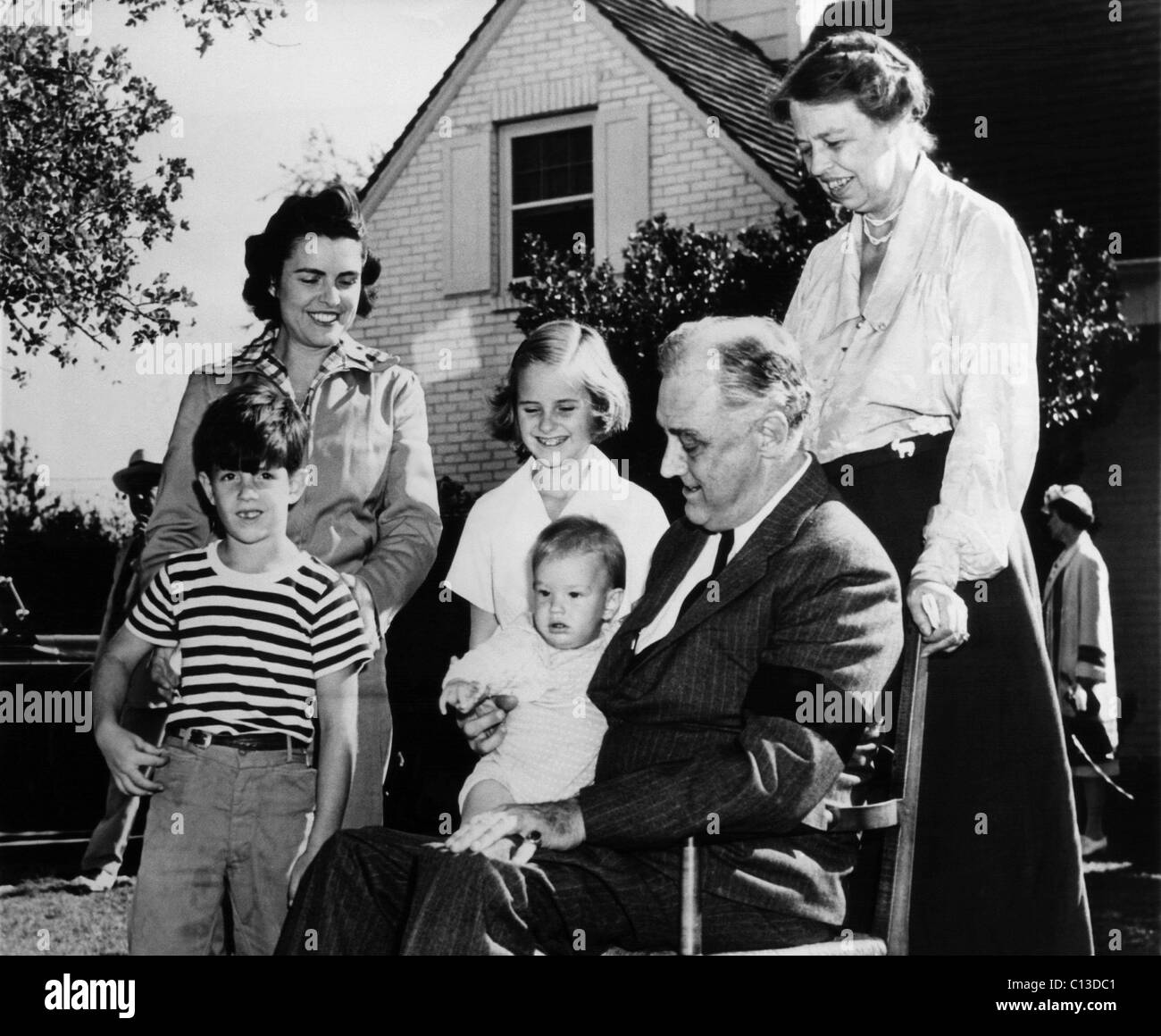 Présidence du FDR. Première rangée, de gauche à droite : Elliott Roosevelt Jr., David Roosevelt, le président américain Franklin Delano Roosevelt. Rangée arrière, de gauche à droite : Ruth Googins Roosevelt, Chandler Roosevelt, la Première Dame Eleanor Roosevelt, Fort Worth, Texas, 1942. Banque D'Images Présidence du FDR. Première rangée, de gauche à droite : Elliott Roosevelt Jr., David Roosevelt, le président américain Franklin Delano Roosevelt. Rangée arrière, de gauche à droite : Ruth Googins Roosevelt, Chandler Roosevelt, la Première Dame Eleanor Roosevelt, Fort Worth, Texas, 1942. Banque D'Images