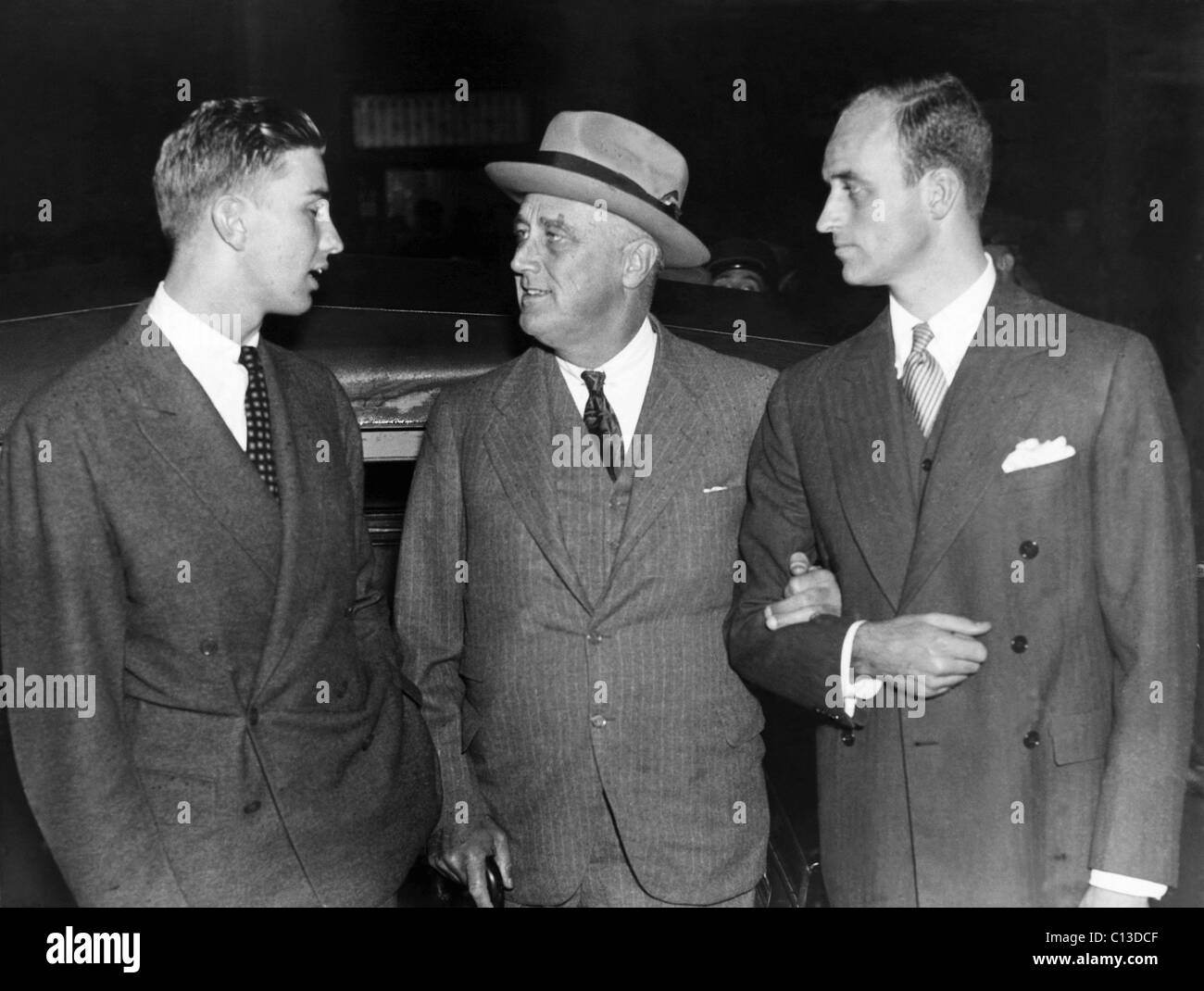 Présidence du FDR. De gauche à droite : Franklin Roosevelt, Jr., le président américain Franklin Delano Roosevelt, James Roosevelt, New York City, New Banque D'Images Présidence du FDR. De gauche à droite : Franklin Roosevelt, Jr., le président américain Franklin Delano Roosevelt, James Roosevelt, New York City, New Banque D'Images