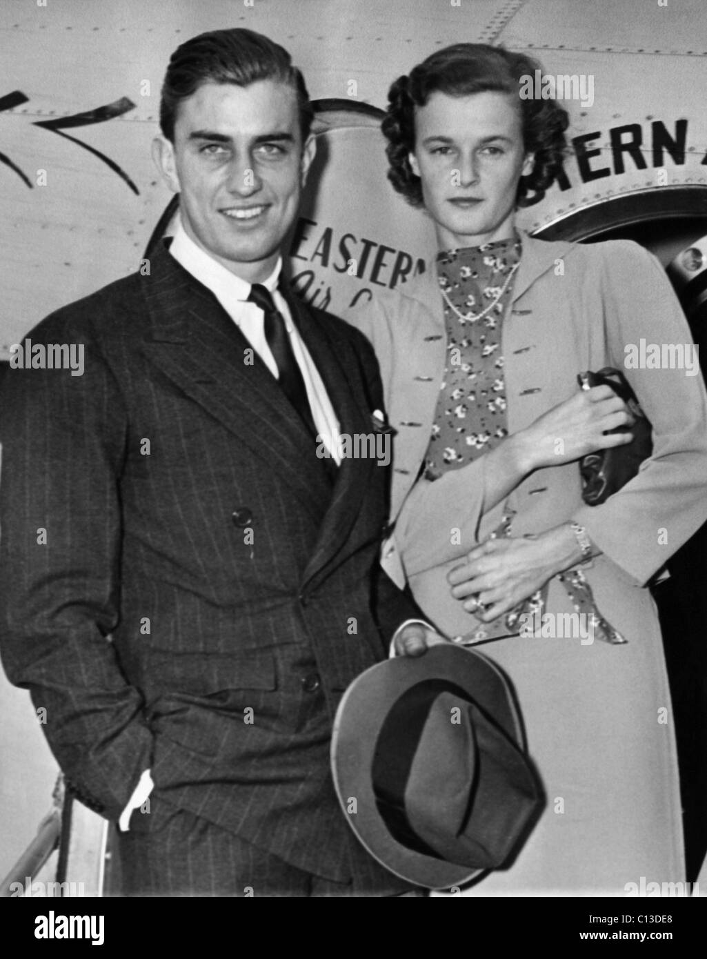 Présidence du FDR. Franklin Roosevelt, Jr. (fils de président américain Franklin Delano Roosevelt), et d'Ethel du pont Roosevelt, le retour Banque D'Images Présidence du FDR. Franklin Roosevelt, Jr. (fils de président américain Franklin Delano Roosevelt), et d'Ethel du pont Roosevelt, le retour Banque D'Images