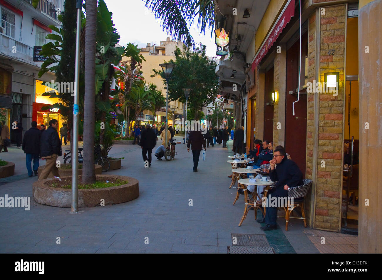 Rue Prince Moulay Abdallah, principale rue piétonne de la nouvelle ville Casablanca Maroc central en Afrique du Nord Banque D'Images