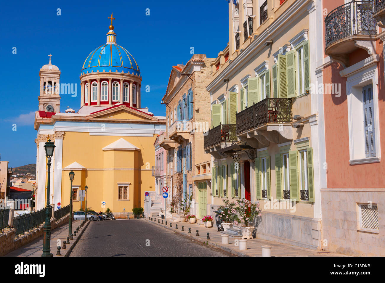 Les bâtiments néo-classique et une église grecque orthodoxe de Saint Nicolas, Ermoupolis Syros, Grèce, Îles Cyclades Banque D'Images