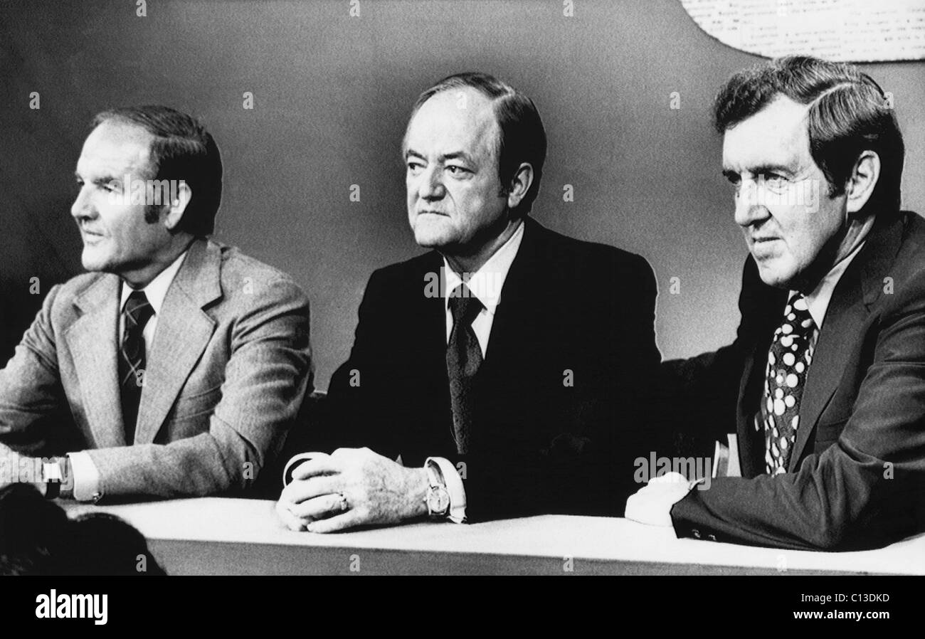 Élections américaines. De gauche à droite : Le sénateur américain (et futur candidat aux élections présidentielles) George McGovern, Sénateur et ancien Vice-Président Hubert Humphrey, l'ex-secrétaire d'État et sénateur américain Edmund Muskie, figurant sur "Rencontre avec la presse" avant la Convention Nationale Démocratique à Miami, Floride, juillet, 1972. Banque D'Images