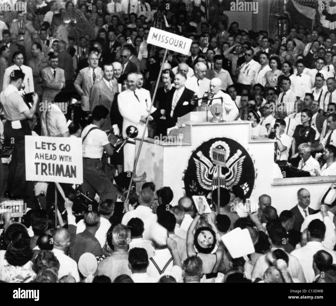 La présidence de Truman. Gauche de podium, costume blanc : le président Harry Truman. Podium Centre, costume sombre : Le sénateur et vice-candidate présidentielle (et futur vice-président) Alben W. Barkley. Derrière Barkley : Fille Marian MacArthur. Droit de podium : Le Président de la Chambre, Sam Rayburn. Convention Nationale Démocratique, Philadelphia, Pennsylvania, 1948. Banque D'Images