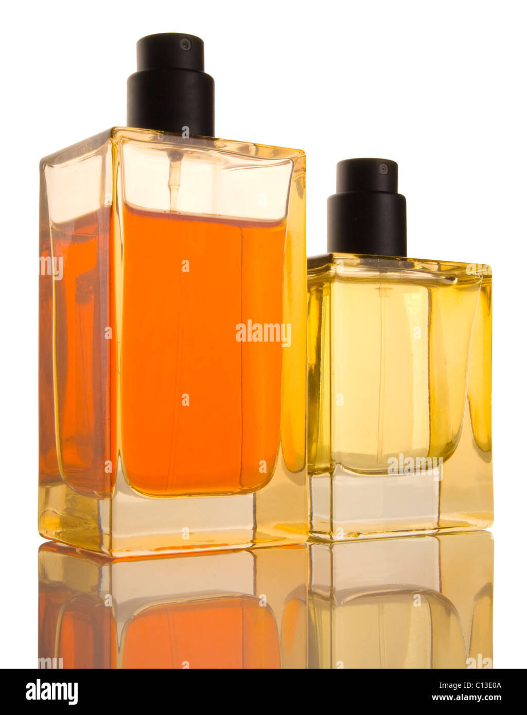 Deux flacons de parfum orange et jaune sur fond blanc, de réflexion Banque D'Images