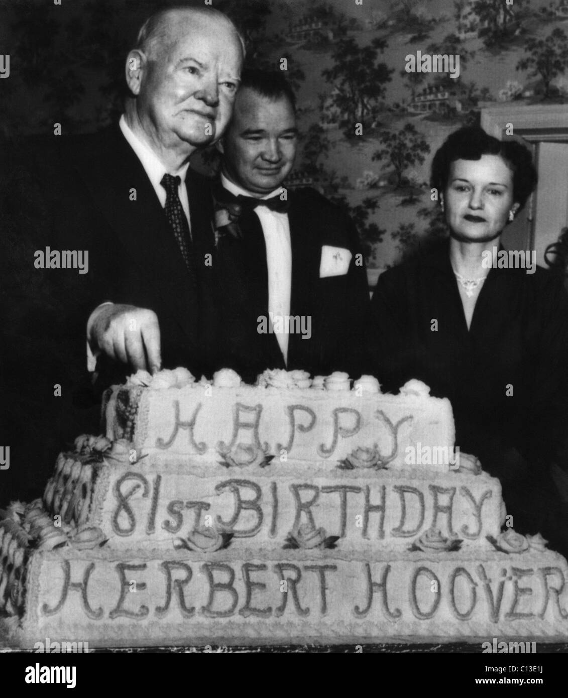 L'ancien président Herbert Hoover (gauche), célèbre son 81e anniversaire, et consacre sa maison d'enfance à Newberg, Oregon comme un sanctuaire national, M. et Mme Clayton Black, boulangers du gâteau, se tenir à côté de lui, le 10 août 1955. Banque D'Images