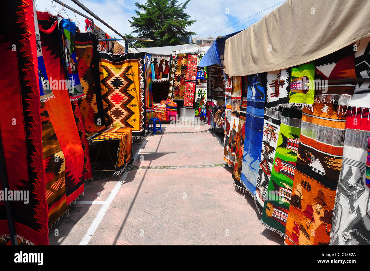 En vue d'étals du marché de l'artisanat traditionnel, de l'Équateur Banque D'Images