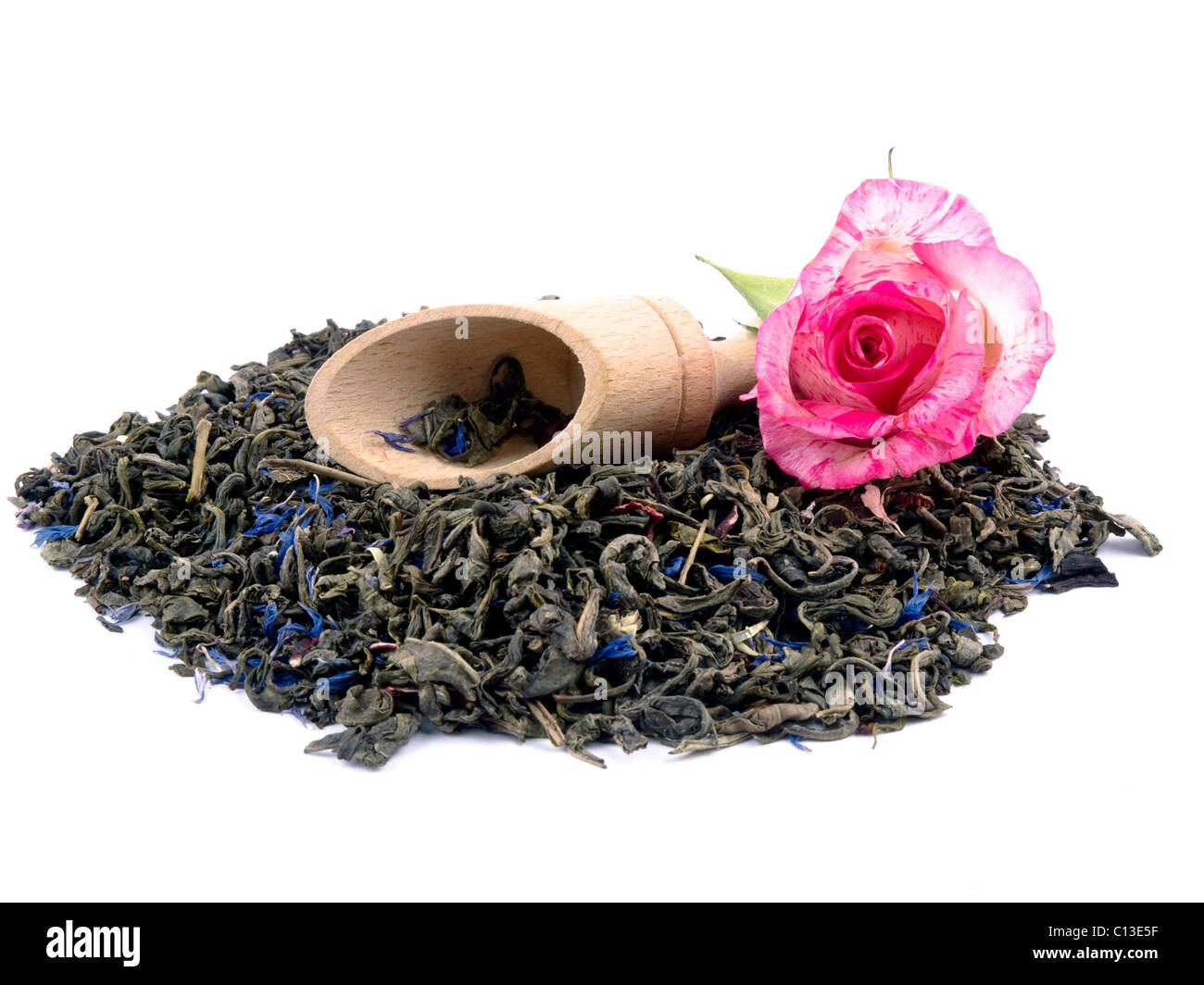 Feuilles de thé vert aromatiques d'hibiscus et de pétales de bleuet, pelle en bois sur fond blanc Banque D'Images