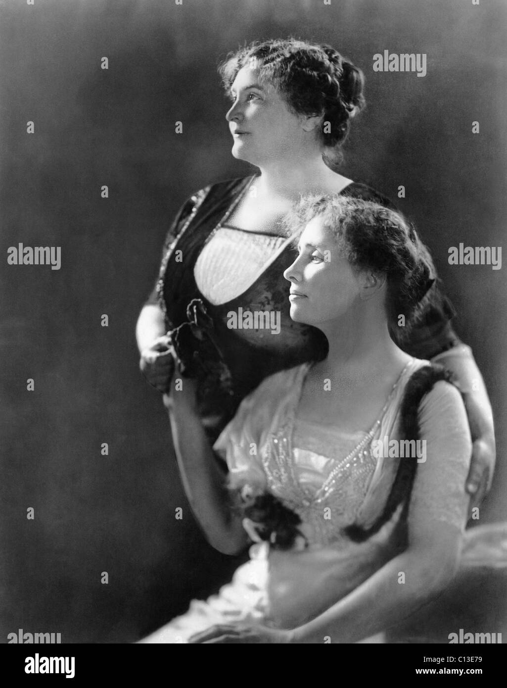 Helen Keller (assis), Anne Sullivan Macy, ca. début des années 1910 Banque D'Images