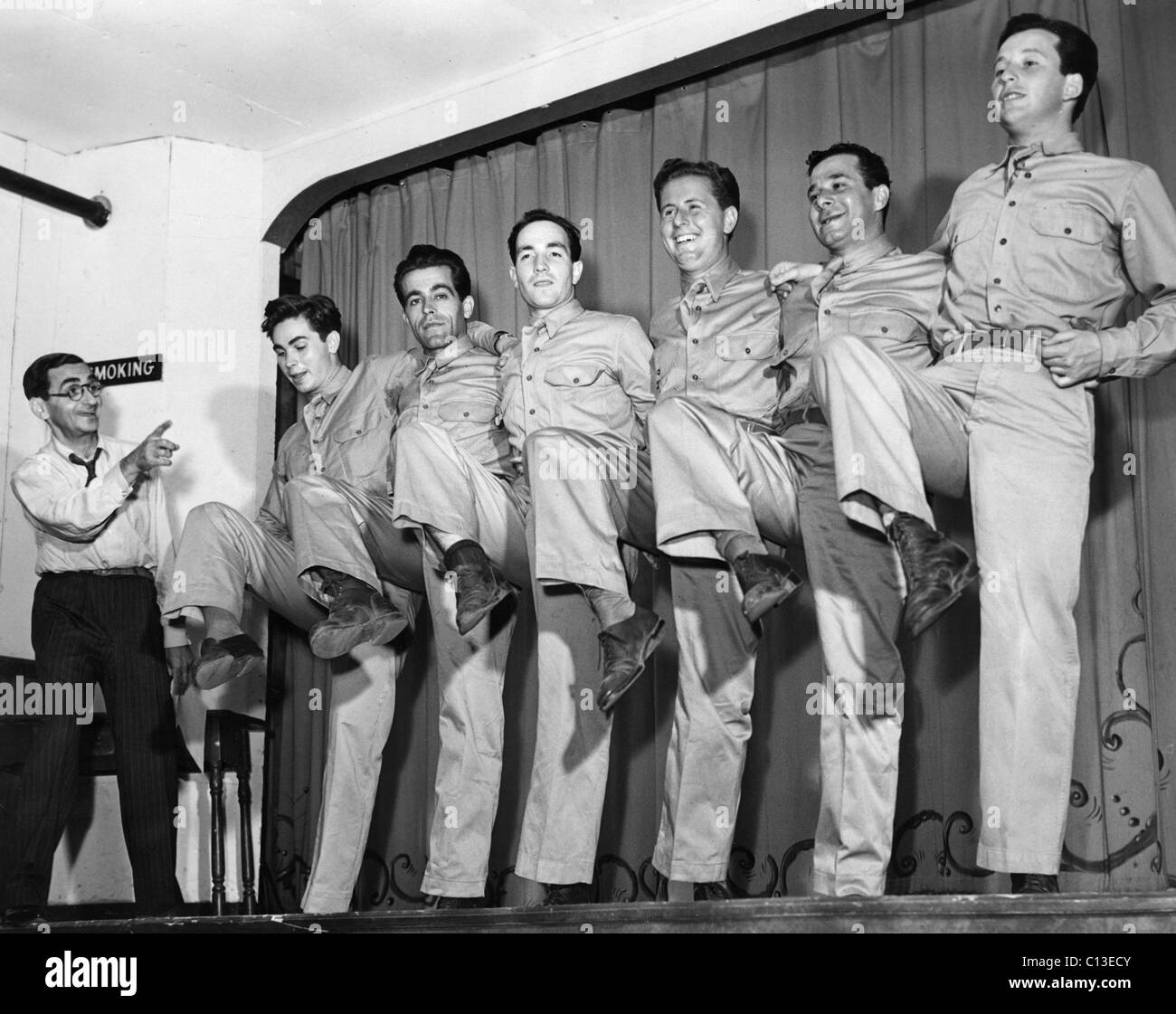 C'est l'armée, Irving Berlin dirige l 'Girles" Barclift, Bob Nelson, Sidney, Fred Kelly, Fred Kapner, Larry Weill pour son Banque D'Images