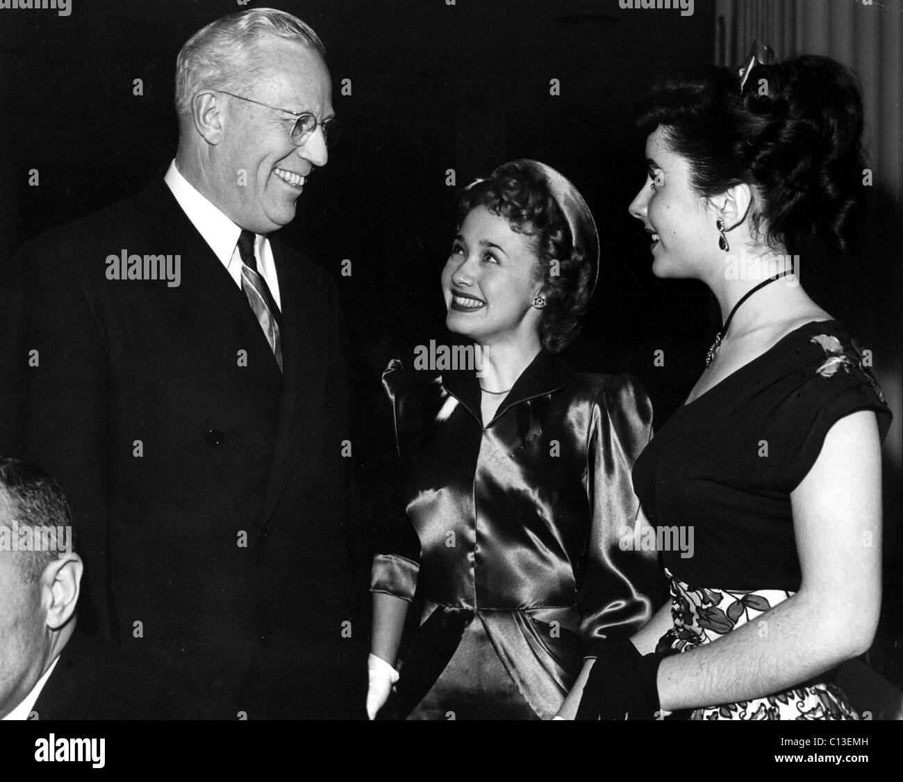 Gouverneur Earl Warren frotte les coudes avec Jane Powell et Elizabeth Taylor à l'aspect Award Party, Beverly Hills Hotel, 1947 Banque D'Images