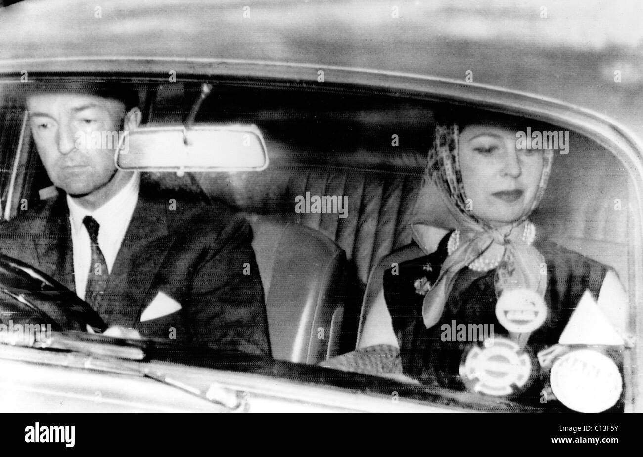 Ancien ministre britannique de la Guerre John Profumo et épouse Valerie Hobson arrivent à la maison peu après Profumo démissionna de son poste. Banque D'Images