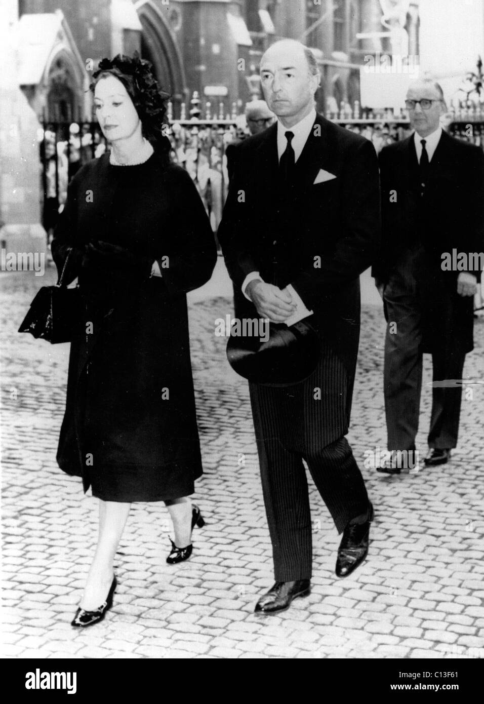 La ministre de la guerre, John Profumo et épouse Valerie Hobson arrivent à l'abbaye de Westminster pour assister à un service commémoratif. 30 juillet Banque D'Images