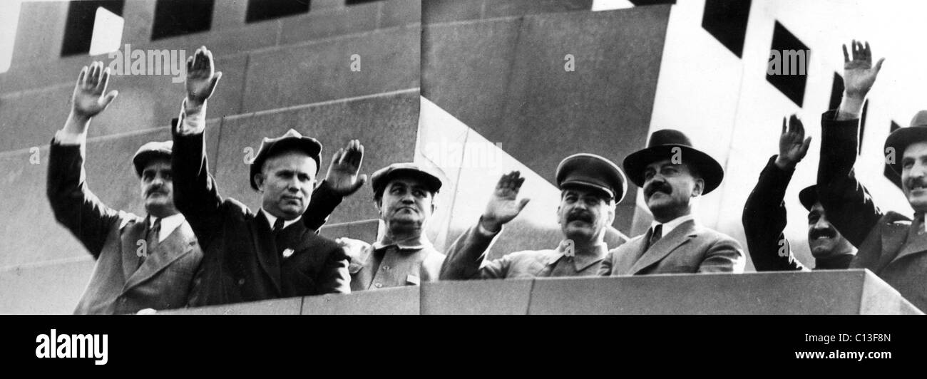 Sur la tribune du mausolée de Lénine, Shvernik, Khrouchtchev, Dimitrov, Staline, Molotov, Mikoyan & Chubar, Journée internationale de la jeunesse, 10/4/37 Banque D'Images