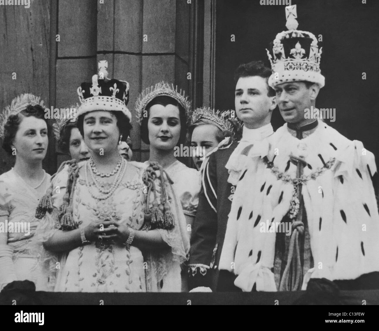 La Couronne Britannique Rangee Avant La Reine Elizabeth Future Reine Mere Son Elizabeth Et Le Roi George Vi D Angleterre Apres Leur Couronnement Buckingham Palace Londres Angleterre Le 12 Mai 1937 Photo