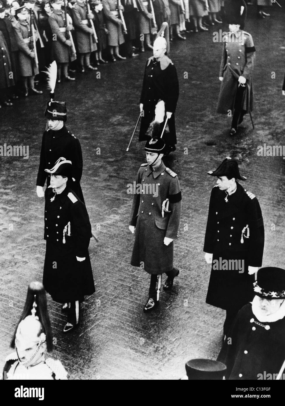 La famille royale britannique. Centre, à partir de la gauche : le Prince Henry, duc de Gloucester (le roi Édouard VIII (futur duc de Windsor), Prince George, duc de Kent et le Prince Albert, duc de York (futur roi britannique George VI), à la procession funéraire du roi George V, Londres, Angleterre, le 23 janvier 1936. Banque D'Images