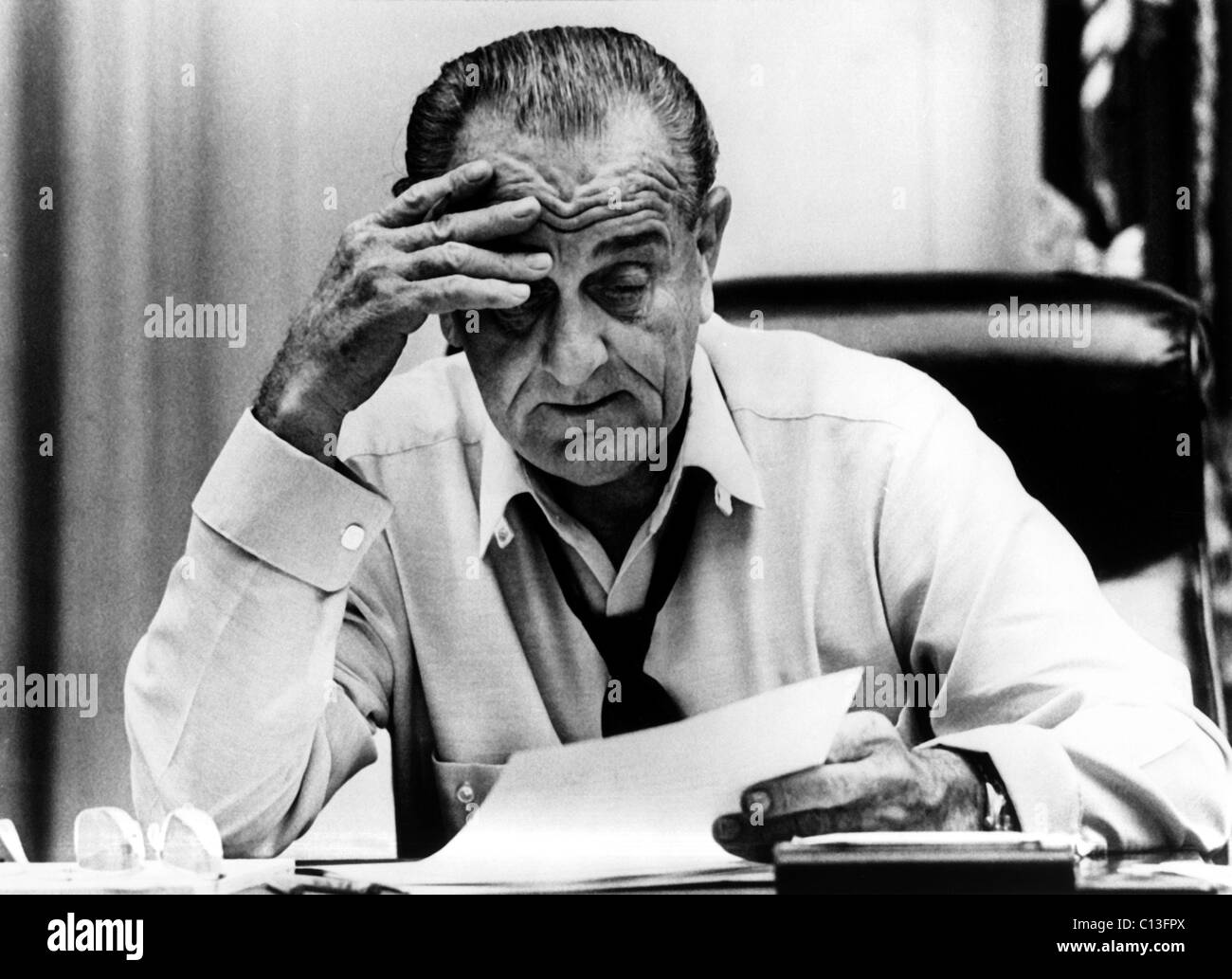 Le Président Lyndon Johnson, assis dans la salle du cabinet de la Maison Blanche, 1968 Banque D'Images